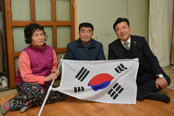 .최재구 예산군수（오른쪽） 독립유공자 유족 위문 기념촬영