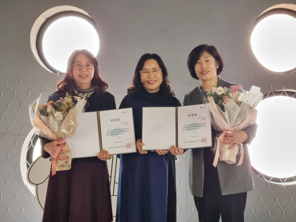 우수 협력기관 담당자 수상자와 기념 촬영을 진행했다. 왼쪽부터 세종삼육지역아동센터 강경숙 센터장, 초록우산 박미애 세종지역본부장, 세종시교육청 나윤정 교육복지사 (사진=초록우산 제공)