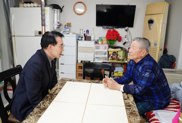 28일 이완섭 서산시장이 독립유공자 유족 송태성 씨를 찾아 위문했다.