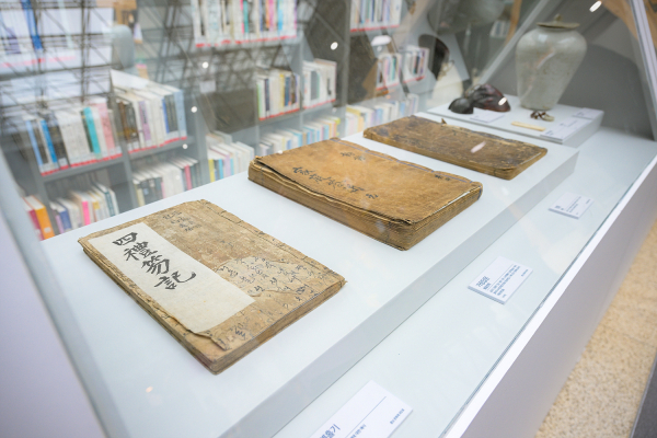 이유태 유물 전시(서적 왼쪽부터 사례홀기 1점, 가정답문 1점, 정훈 1점)