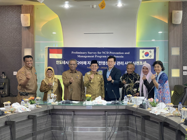 인도네시아 반다아체 시장(사진 좌측에서 네번째)과 간담회 실시(2024. 2. 20.)