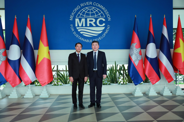 안정호 한국수자원공사 그린인프라부문장(사진 오른쪽)과 아눌락 키티쿤 메콩강위원회 회장(사진 왼쪽)이 현지 시각 2월 27일 라오스 비엔티안시(市) 메콩강위원회에서 기념사진을 촬영하고 있다.