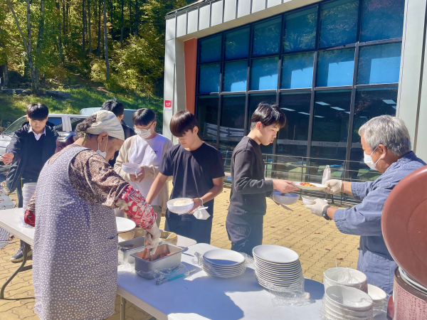 지난해 가을 김천옛날솜씨마을 어르신들이 김천치유의숲에서 산림치유 프로그램 참가자들에게 오미자 고추장 비빔밥을 제공하고 있다.