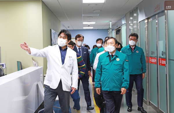 최민호 세종시장, 파업 불참 종합병원 의료진 격려 방문 모습