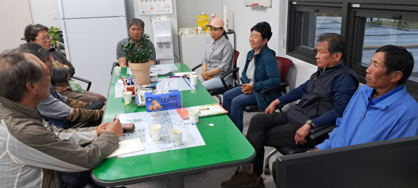 지난해 농업인상담소에서 농업인들이 모여 영농 정보를 교환하는 모습
