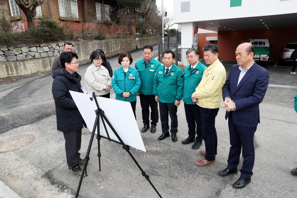 태안군의회, 심도있는 공유재산 심사를 위해 현장 확인 모습