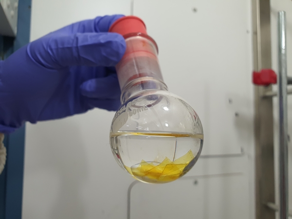 열경화성 고분자 필름을 재활용하기 위해 특정 저독성 용매에 담근 모습