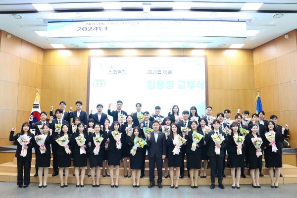 상반기 공개채용시험을 거쳐 선발된 충남지역 출신 인재 33명에게 임용장을 교부하고 힘찬 첫 걸음을 응원했다.