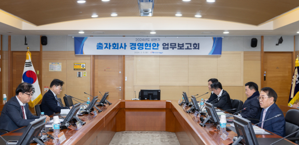 박형덕 서부발전 사장(오른쪽 첫 번째)이 업무보고에 앞서 당부 사항을 전달하는 모습