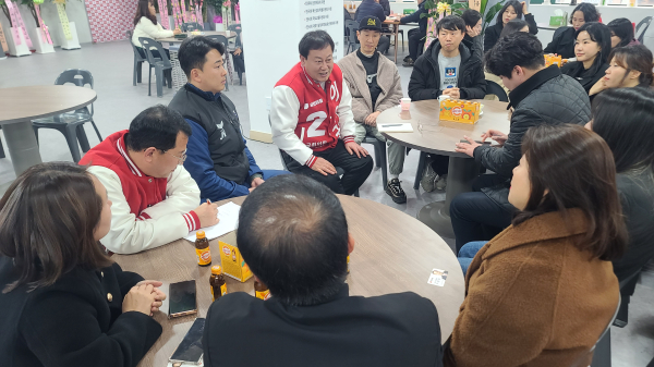 국민의힘 이은권 대전 중구 총선 예비후보가 중앙초 축구부원 및 학부모와 간담회를 하고 있다.