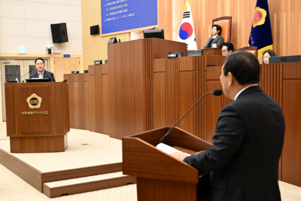 최민호 세종시장(우)에게 시정질문 상변헌 의원(좌)