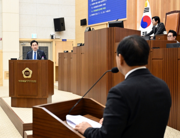 최민호 세종시장(우)에게 시정질문하는 김재형 세종시의원(좌)