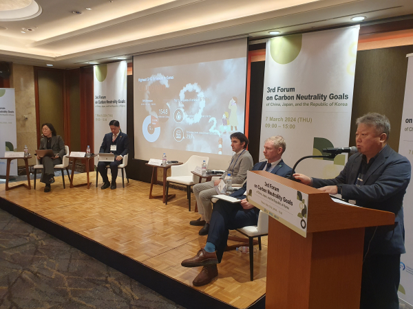 남승홍 도 탄소중립경제과장이 충남의 탄소중립 정책에 대해 발표하고 있다