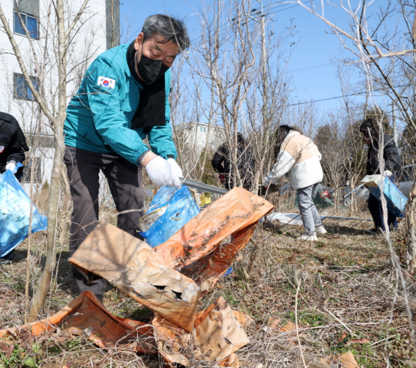 8일 태안읍 일원에서 진행된 새봄맞이 국토대청소 모습.