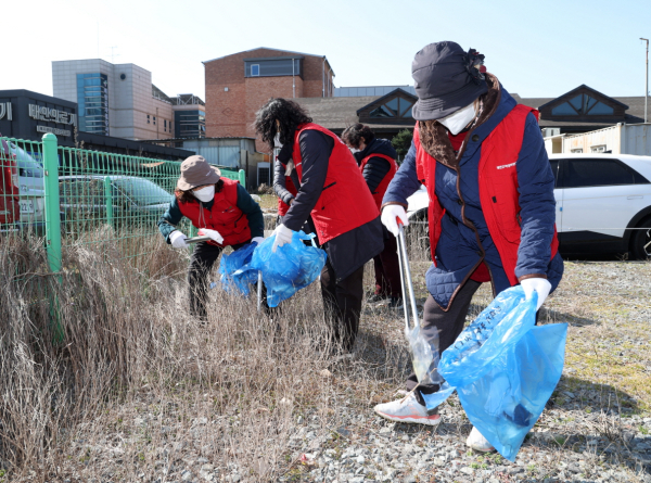 8일 태안읍 일원에서 진행된 새봄맞이 국토대청소 모습.