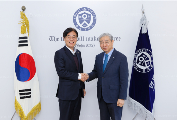 8일,김형렬 행복청장(왼쪽)이 행복도시 우수대학 유치를 위해 연세대 언더우드관에서 윤동섭 연세대 총장과 만남을 가졌다.