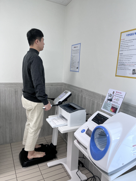 지난 5일, 프로그램에 참여한 공단 직원이 인바디 측정을 통해 체성분 분석을 진행하고 있다.