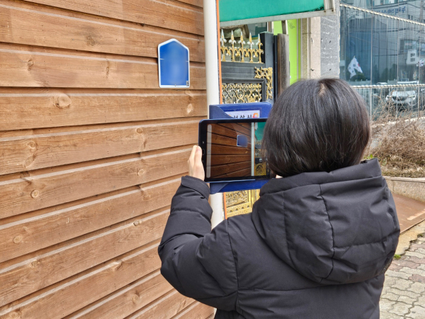 11일 시청직원이 모바일 단말기를 통해 주소정보시설 일제조사를 시행하는 모습