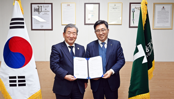 한국농수산식품유통공사 김춘진 사장(오른쪽), 한국화훼협회 임육택 회장(왼쪽)
