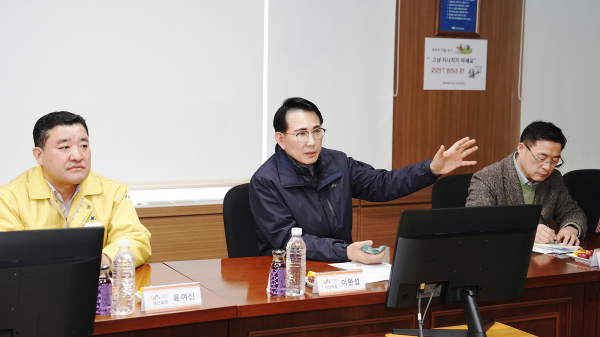 이완섭 서산시장이 지난 11일 ㈜케이씨씨실리콘을 방문해 실리콘 산업 동향과 발전 방향에 대해 논의했다.