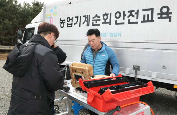 지난 11일 안면읍 창기5리에서 진행된 농업기계 순회교육 모습.