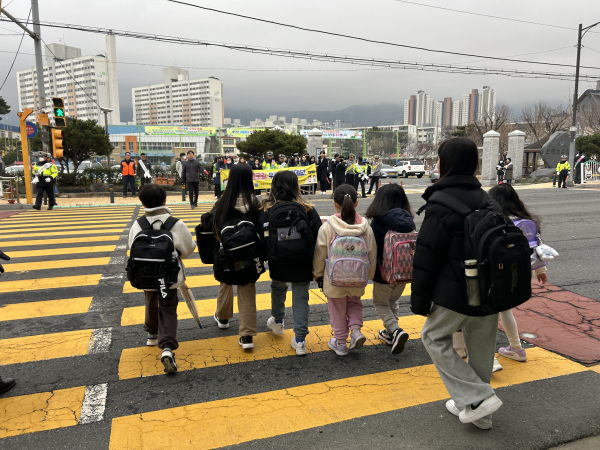 등굣길 교통사고 ZERO 위한 '교통안전 캠페인' 진행 모습