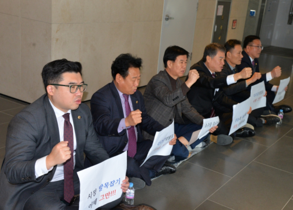 좌로부터 최원석, 김충식, 김동빈, 김광운, 윤지성, 김학서 시의원