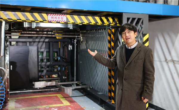 기계연 한방우 도시환경연구실장이 의료폐기물 멸균장치에 대해 설명하고 있다.