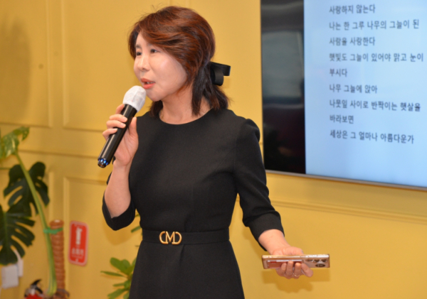 안내하는 이유진 예스케어 주간보호센터장