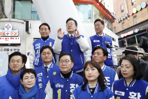 이재명 더불어민주당 대표가 14일 대전 중구 은행동 으능정이 거리에서 현장 기자회견을 열고 있다.