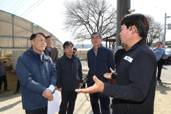 윤원습 농림축산식품부 농업정책관(왼쪽), 백남성 농협충남세종본부장(왼쪽 두 번째), 소진담 부여농협조합장(오른쪽 두 번째)이 부여군 일조량 부족 피해 농업인을 만나 의견을 나누고 있다.