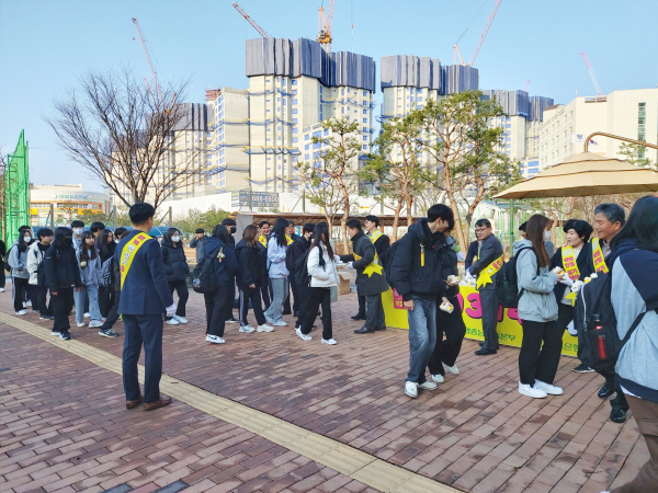 백설기데이를 맞이하여 내포중학교 학생을 대상으로 ‘마음을 전하는 백점만점 설기데이’ 행사를 실시했다.