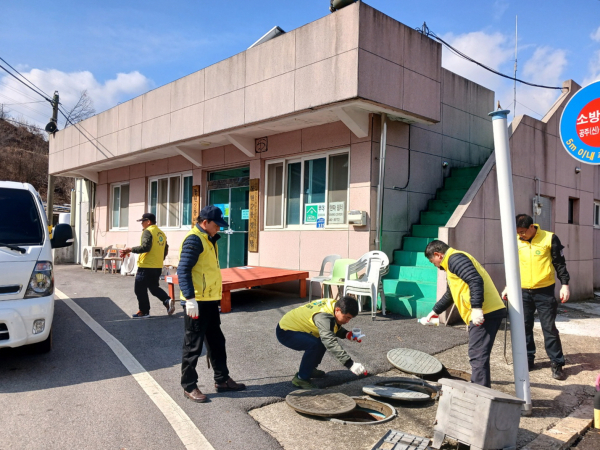 해빙기 모기 유충구제 및 방역소독 진행 모습