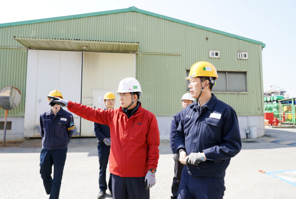 이완섭 서산시장이 15일 대산읍 독곶리에 위치한 그린케미칼㈜을 방문해 기업 현장을 격려했다