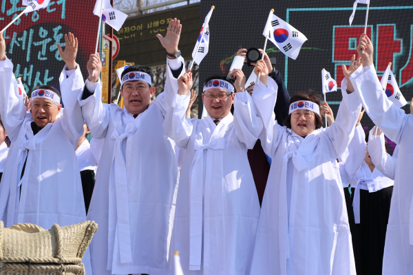 강만희 대전지방보훈청장(좌측 세 번째)이 만세삼창을 하고 있다