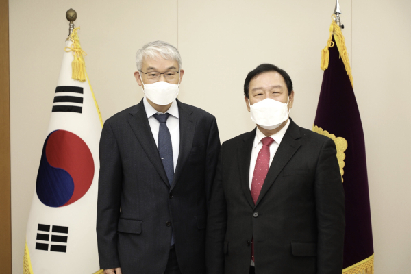 세종 지방법원 설치 촉구 방문/ 왼쪽부터 천대엽 법원행정처장, 최민호 시장