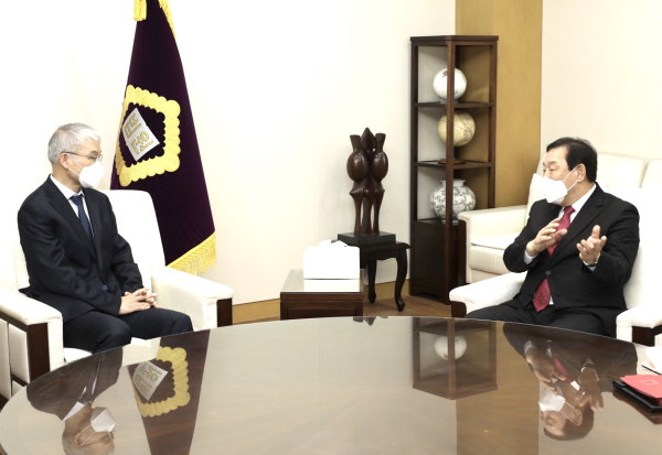 세종 지방법원 설치 촉구 방문/ 왼쪽부터 천대엽 법원행정처장, 최민호 시장