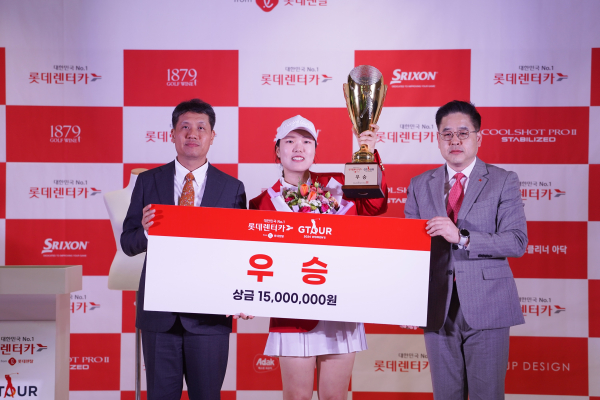 지난 17일 ‘롯데렌탈 롯데렌터카 GTOUR WOMENS 3차 결선 시상식에서 (왼쪽부터)골프존 박강수 대표, 우승자 심지연, 롯데렌탈 마이카 사업부문 임현철 상무가 기념촬영을 하고 있다.