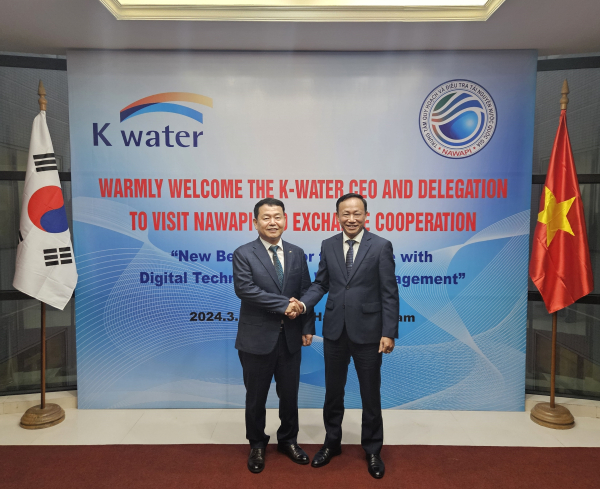 윤석대 한국수자원공사 사장(사진 왼쪽) 3월 15일 베트남 하노이 현지 기후위기 대응 물 분야 파트너십 강화 및 디지털 물관리 기술 협력·지원을 위한 업무협약식에 앞서 통 응옥 탄(Tong Ngoc Thanh) 수자원계획·조사센터(National Center for Water Resources Planning and Investigation) 원장(사진 오른쪽)과 기념사진을 촬영하고 있다.