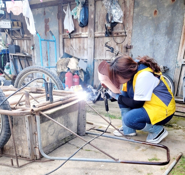 농촌재능나눔활동지원사업에 참여한 단체가 농촌 주민들을 위한 봉사활동을 진행하고 있다.