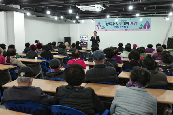 오성환 당진시장, 상록수 노인 대학에서 특강 진행 모습