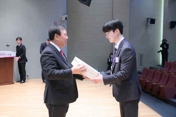 새내기 공무원 임용 축하 행사 모습