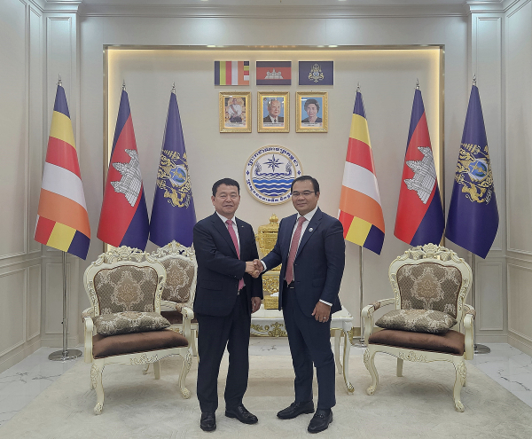 지난 18일, 윤석대 한국수자원공사 사장(사진 왼쪽)이 캄보디아 프놈펜 현지에서 토르 체타(H.E. Thor Chetha) 수자원기상부 장관(사진 오른쪽)과 물 분야 국제개발협력(ODA) 방안을 논의한 후 기념사진을 촬영하고 있다.