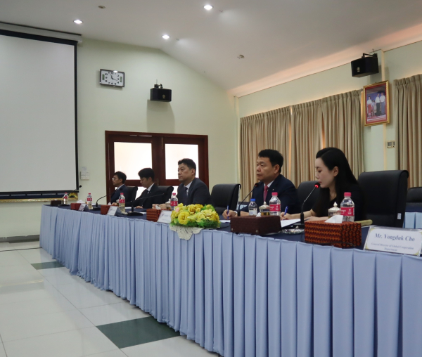 윤석대 한국수자원공사 사장(사진 가운데)이 3월 18일 캄보디아 프놈펜 현지에서 프놈펜 상수도청과 물 분야 국제개발협력(ODA) 방안에 대해 논의하고 있다.