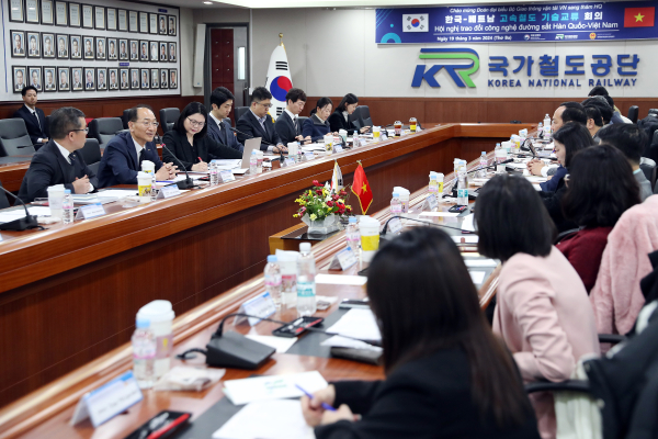 국가철도공단 이성해 이사장(왼쪽에서 두 번째)이 19일(화) '한-베트남 고속철도 기술교류회'에서 인사말씀을 하고 있다.