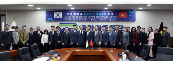 국가철도공단 이성해 이사장(왼쪽에서 열한 번째)이 베트남 교통부 쩐 티엔칸 철도국장(왼쪽에서 열두 번째) 등 관계자들과 함께 기념촬영을 하고 있다.