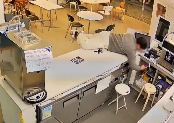 A군이 지난달 27일 무인카페에서 충전 중인 휴대전화를 훔치는 모습