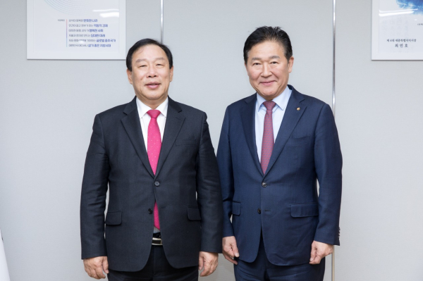 최민호 시장(왼쪽), 박종범 세계한인무역협회장(오른쪽) 접견