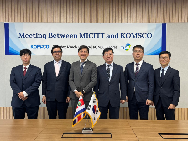 조폐공사 성창훈 사장(오른쪽 세 번째)과 코스타리카 올란도 베가 퀘사다 차관(왼쪽 세 번째), 양국 관계자들이 면담 후 기념촬영을 하고 있다.