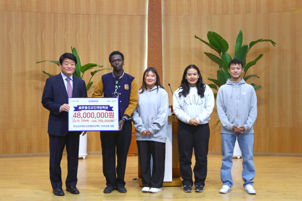 첫 해외 장학생은 태국 학생 3명(쑤라차이, 찐타나, 까마라낙넨)과 케냐 1명(모세) 장학금 전달